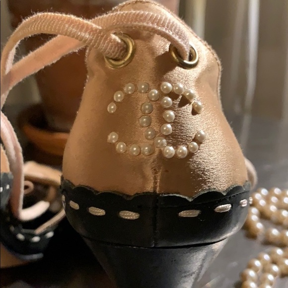 CHANEL Vintage Cloth Heels - Picture 4 of 16